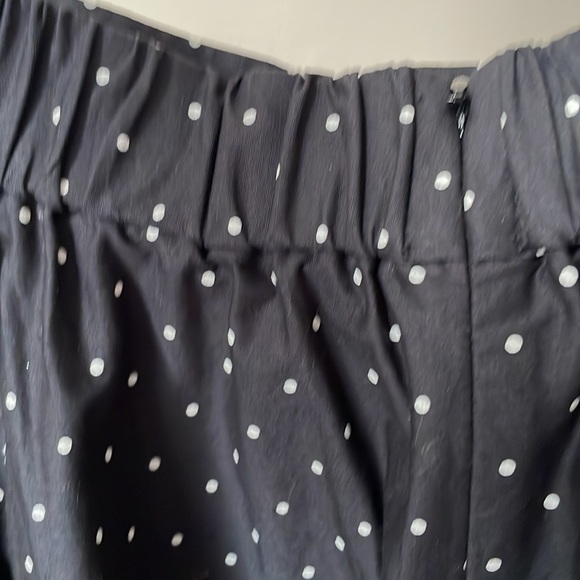 Uniqlo. Midi Skirt. Size Small - Picture 5 of 5